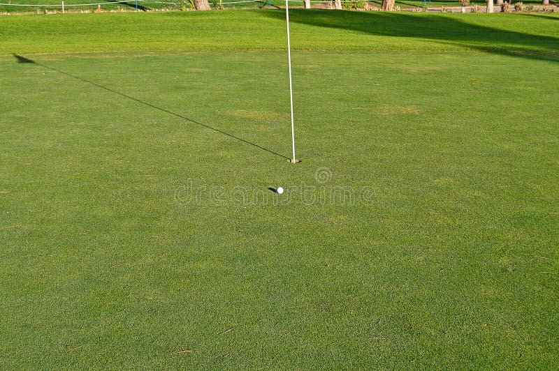 Un parcours de golf le soir photographie stock Un parcours de golf le soir photographie stock