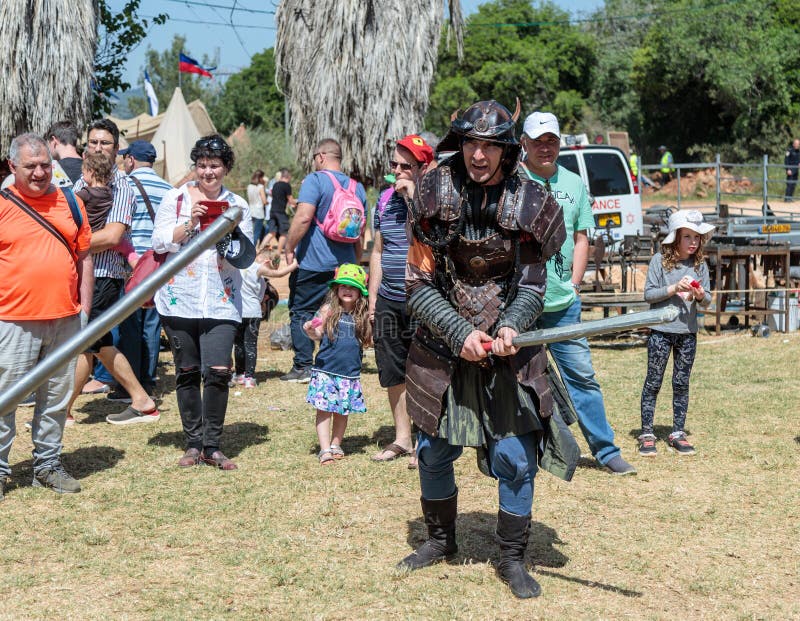 Un Participant De Festival De Chevalier S'est Habillé Dans Un Costume  Samouraï Disposé Pour Un Combat Avec Une épée De Mousse Ave Image stock  éditorial - Image du casque, antiquité: 114131189