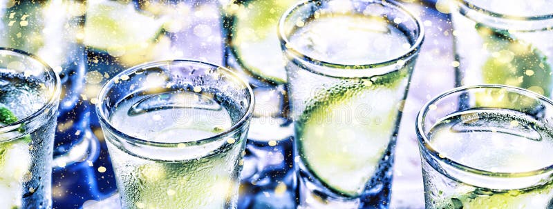 Un partito nel club Cocktail sulla barra alcool Vodka, gin, tequila con ghiaccio e calce Cocktail alcolico del cocktail selettivo fotografia stock libera da diritti Un partito nel club Cocktail sulla barra alcool Vodka, gin, tequila con ghiaccio e calce Cocktail alcolico del cocktail selettivo fotografia stock libera da diritti