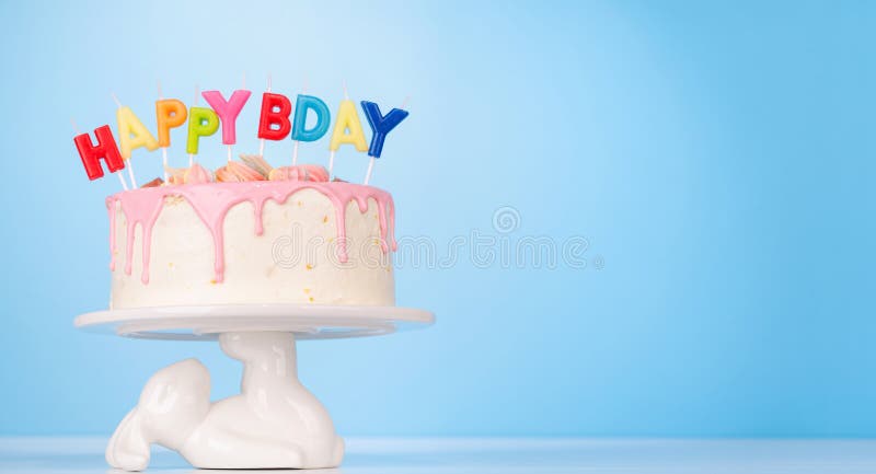 Un pastel de cumpleaños festivo con velas de colores imagen de archivo libre de regalías