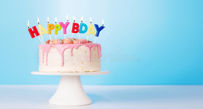 Un pastel de cumpleaños festivo con velas de colores imagen de archivo libre de regalías