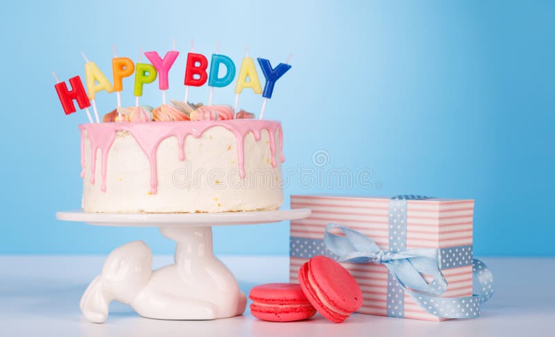 Un pastel de cumpleaños festivo con velas de colores imagen de archivo libre de regalías