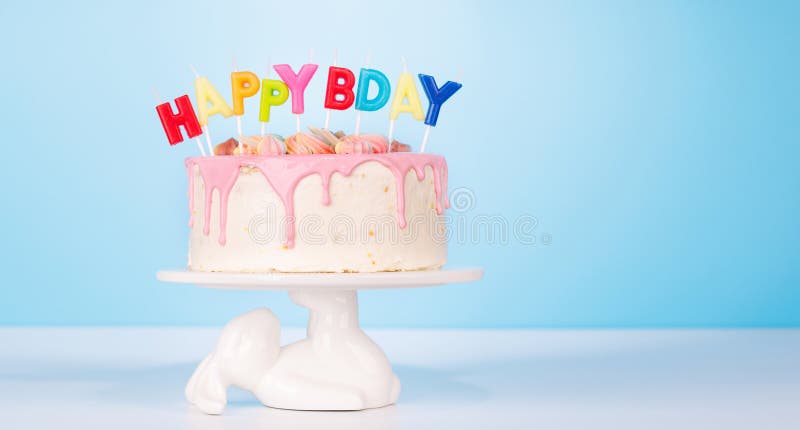 Un pastel de cumpleaños festivo con velas de colores fotografía de archivo