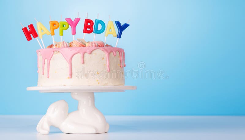 Un pastel de cumpleaños festivo con velas de colores fotos de archivo libres de regalías