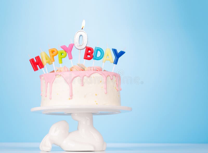 Un pastel de cumpleaños festivo con velas de colores fotografía de archivo libre de regalías