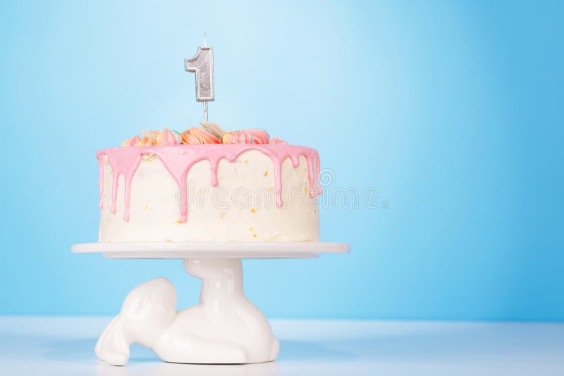 Un pastel de cumpleaños festivo con velas fotografía de archivo libre de regalías