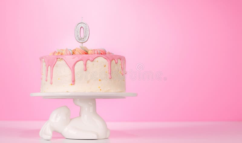 Un pastel de cumpleaños festivo con velas imágenes de archivo libres de regalías