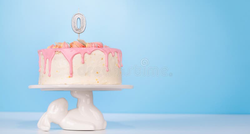 Un pastel de cumpleaños festivo con velas imágenes de archivo libres de regalías