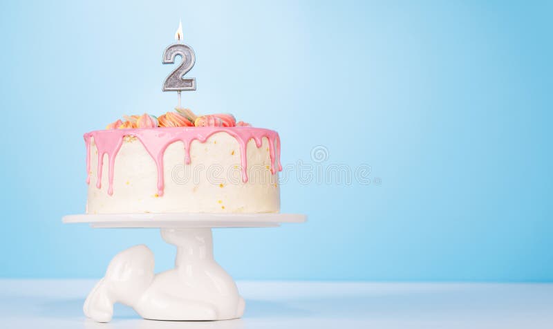 Un pastel de cumpleaños festivo con velas imágenes de archivo libres de regalías