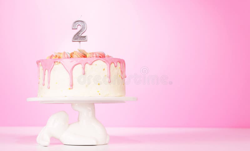 Un pastel de cumpleaños festivo con velas imagen de archivo libre de regalías