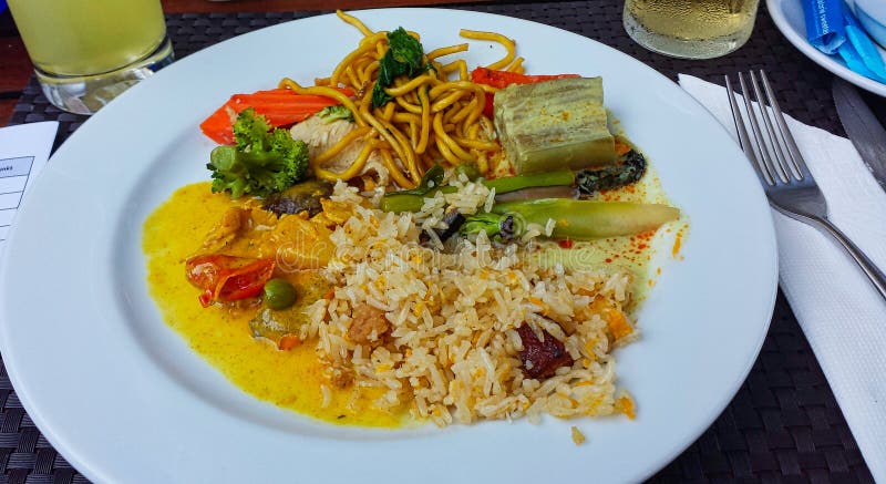 un pasto della Tailandia nell'hotel immagini stock libere da diritti un pasto della Tailandia nell'hotel immagini stock libere da diritti