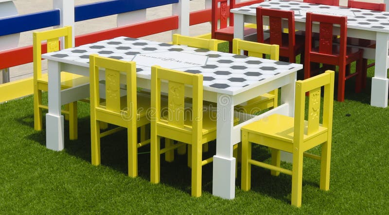 Un patio para los niños con los muebles plásticos de colores brillantes fotografía de archivo libre de regalías Un patio para los niños con los muebles plásticos de colores brillantes fotografía de archivo libre de regalías