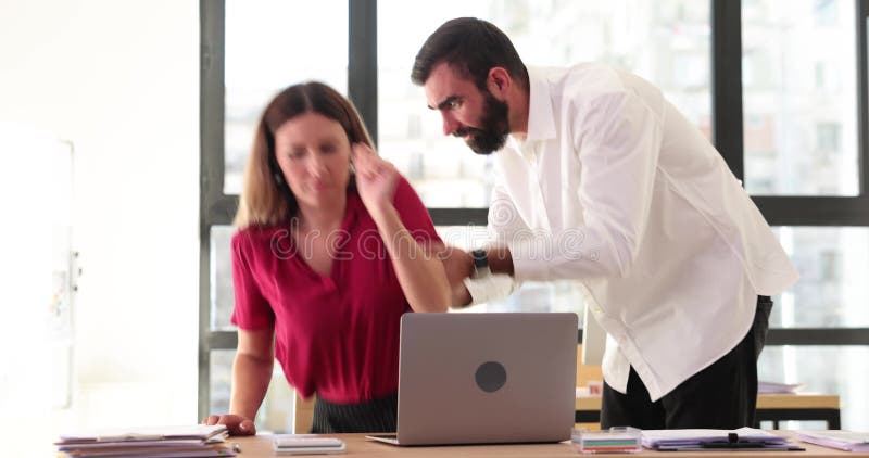 Un patron masculin en colère a expulsé le directeur du lieu de travail et réparé les erreurs sur l'ordinateur portable au bureau clips vidéos