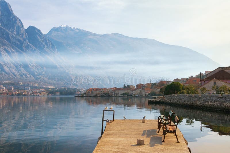 Un paysage méditerranéen tumultueux Monténégro, vue sur la baie de Kotor et la ville de Prcanj en hiver photos stock Un paysage méditerranéen tumultueux Monténégro, vue sur la baie de Kotor et la ville de Prcanj en hiver photos stock