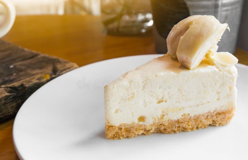 Un pedazo de desmoche de la torta del durian con el durian fresco fotografía de archivo libre de regalías Un pedazo de desmoche de la torta del durian con el durian fresco fotografía de archivo libre de regalías
