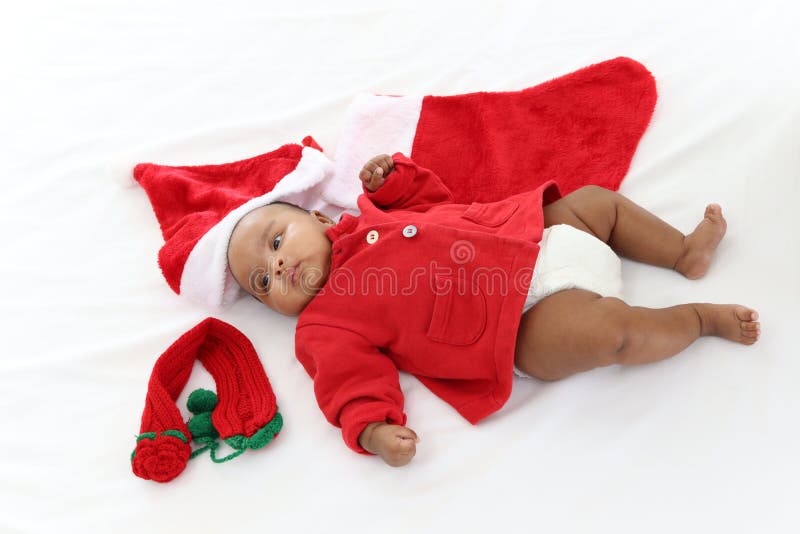 Un Pequeño Niño Africano Recién Nacido De Asia Disfrazado De Vestido Rojo  Para Celebrar Navidades Tendidas En Una Cama Blanca En U Imagen de archivo  - Imagen de salud, poco: 235511649