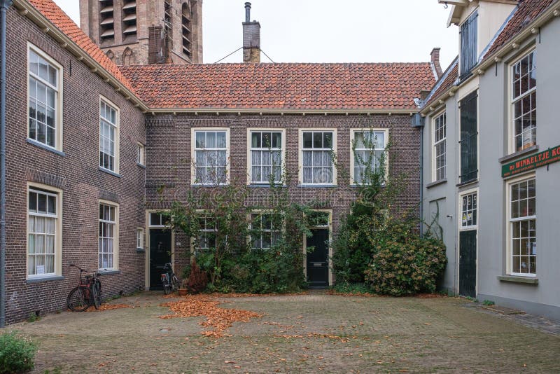 Un pequeño patio hermoso con las casas históricas en la cerámica de Delft, Países Bajos foto de archivo Un pequeño patio hermoso con las casas históricas en la cerámica de Delft, Países Bajos foto de archivo