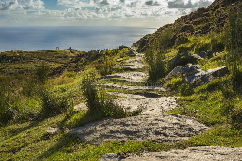 Un percorso lungo la scogliera di Slibh Liag, Co Il Donegal immagini stock libere da diritti Un percorso lungo la scogliera di Slibh Liag, Co Il Donegal immagini stock libere da diritti