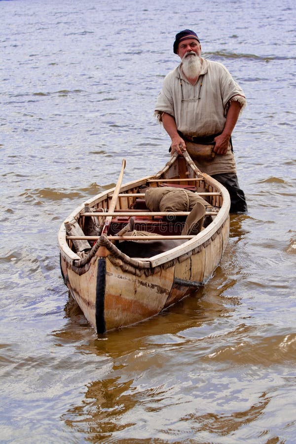 Un Pescador Con Su Bote Pequeño. Fotografía editorial - Imagen de