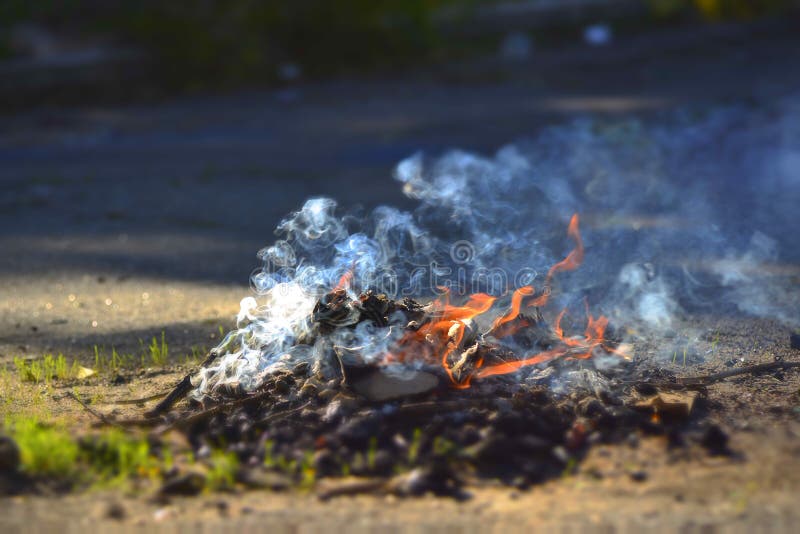 Un Petit Feu Sur L'asphalte Éclairage Des Feux Fumée Du Feu Photo stock -  Image du journal, camp: 118191598