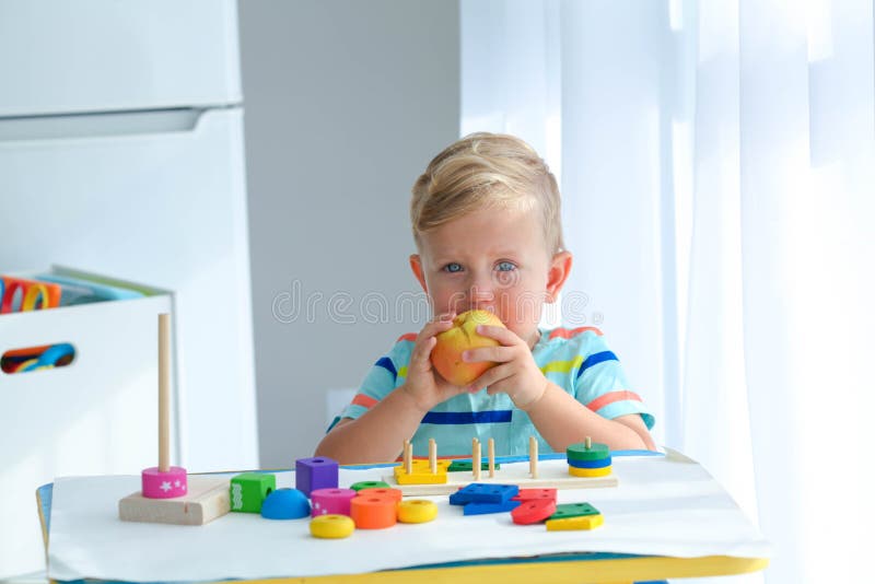 Un Petit Garçon De 2 Ans Mange Une Pomme Et Est Joué Avec Les Billes De  Bois. Jouets éducatifs Logique Pour Les Enfants. Jeux Pour Image stock -  Image du instruisez, enfance: 201384949