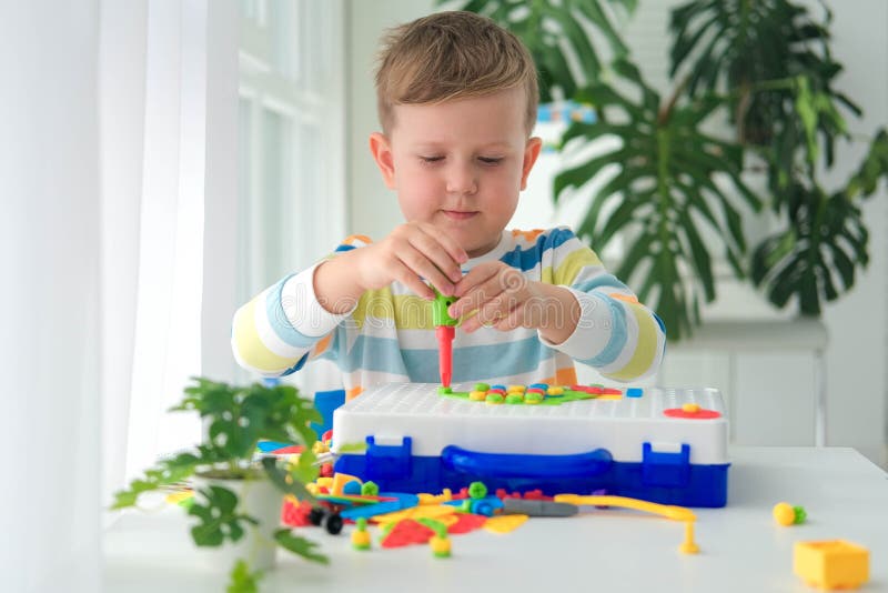 Enfant Garçon Tord Le Boulon Avec Un Tournevis Enfant Réparateur