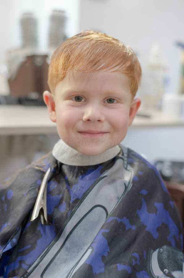 Petit Garçon Blond De 4 Ans Dans Une Chemise