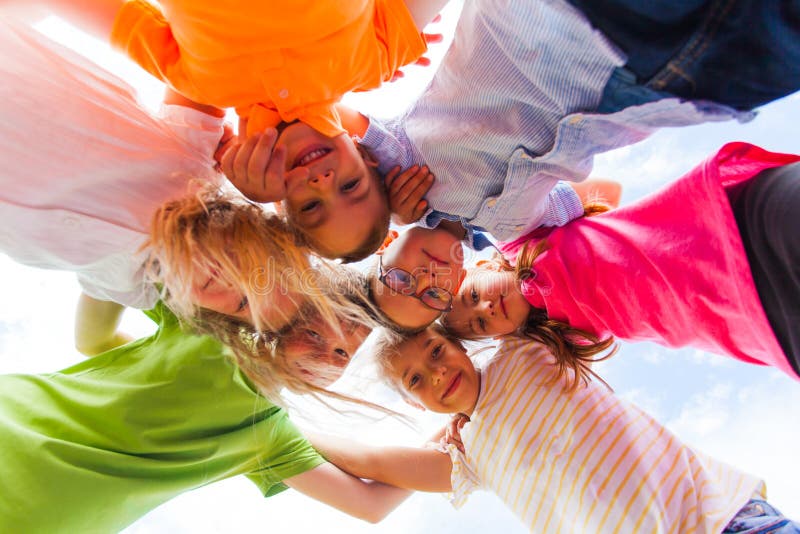 Un petit groupe des enfants d'école regardant vers le bas la caméra, photographie stock Un petit groupe des enfants d'école regardant vers le bas la caméra, photographie stock
