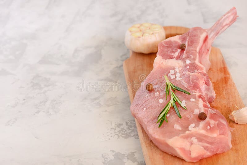 Un pezzo di carne suina fresca Preparazione per la cottura della bistecca Copi lo spazio fotografia stock Un pezzo di carne suina fresca Preparazione per la cottura della bistecca Copi lo spazio fotografia stock
