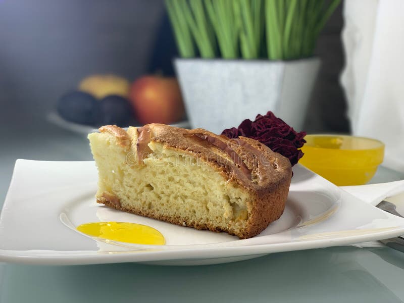 Un pezzo di torta di mele fatta in casa fotografia stock libera da diritti Un pezzo di torta di mele fatta in casa fotografia stock libera da diritti