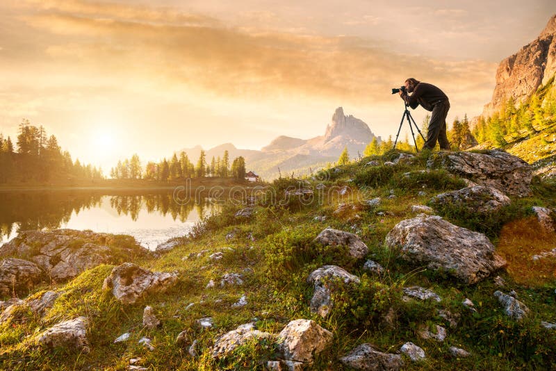 Un photographe dans le beau lac Federa images stock Un photographe dans le beau lac Federa images stock