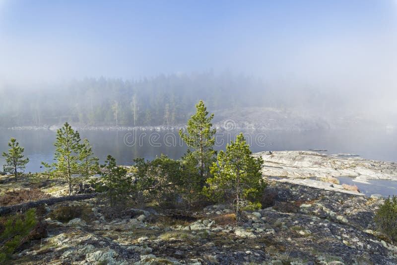 Un phénomène rare de temps - un nuage sur la surface d'un lac dessus image libre de droits Un phénomène rare de temps - un nuage sur la surface d'un lac dessus image libre de droits