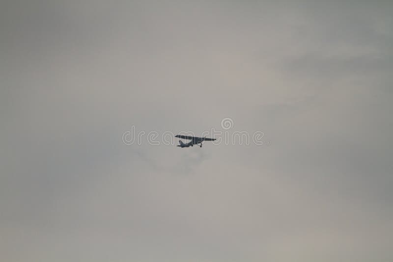Un piccolo addestramento al microluce cesna Air craft nel cielo arancione torbido e colorato immagine stock libera da diritti Un piccolo addestramento al microluce cesna Air craft nel cielo arancione torbido e colorato immagine stock libera da diritti