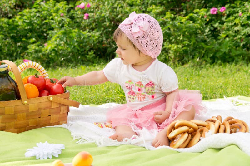 Un piccolo bambino che riposa su un picnic fotografia stock libera da diritti Un piccolo bambino che riposa su un picnic fotografia stock libera da diritti