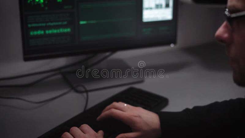 Un pirata informático experimentado crea un programa para cortar el servidor del banco En la pantalla se analiza un gran número d metrajes