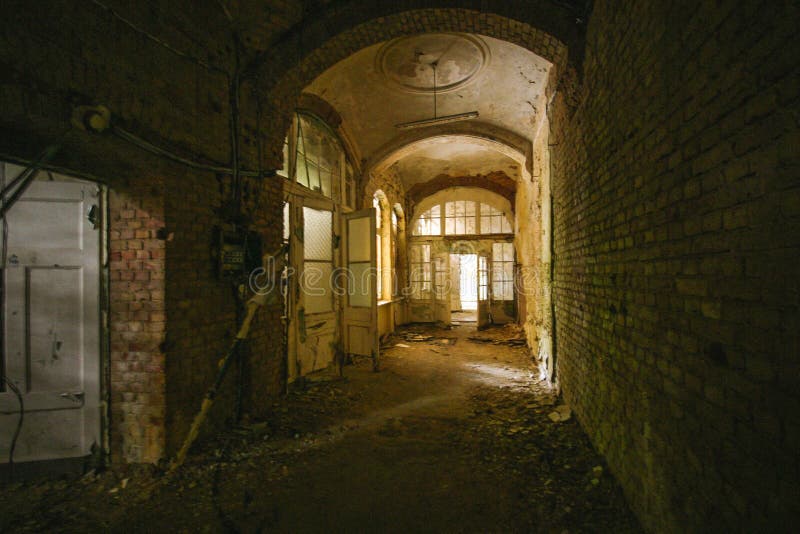 Un piso viejo con las puertas abiertas en lugares abandonados