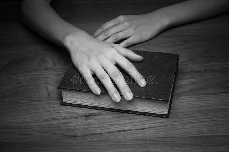 Un plan rapproché d'une femme chrétienne tenant la bible photo libre de droits Un plan rapproché d'une femme chrétienne tenant la bible photo libre de droits