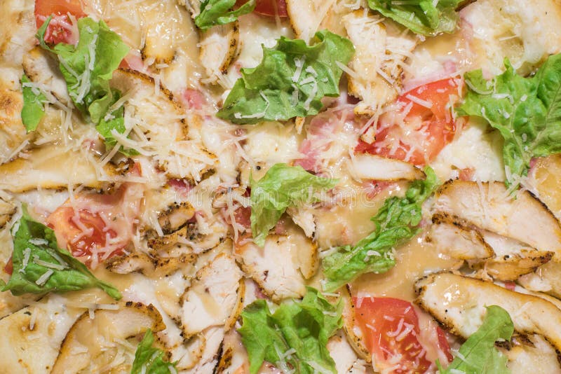 Un plan rapproché d'une pizza césar. cuisine italienne. images libres de droits