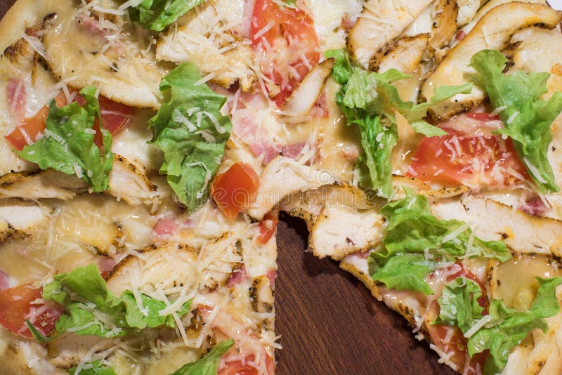 Un plan rapproché d'une pizza césar. cuisine italienne. images stock
