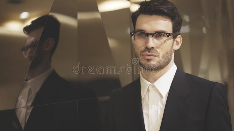 Un plan rapproché de jeune homme d'affaires dans des lunettes photos libres de droits Un plan rapproché de jeune homme d'affaires dans des lunettes photos libres de droits