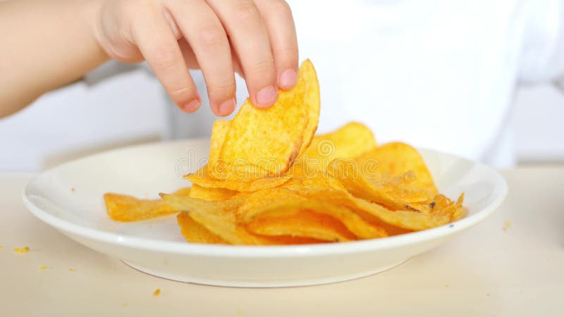 Un Plat Avec Des Pommes Chips En Gros Plan Les Mains Du ` S De Bébé  Prennent Des Pommes Chips Photo stock - Image du nutrition, caucasien:  132608832