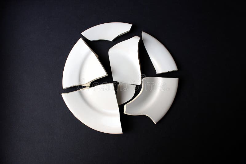 Un plat de porcelaine blanc cassé qui ne colle pas ensemble
