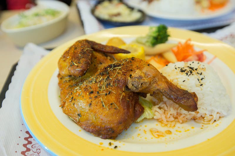 Un plat de poulet rôti avec du riz photos stock Un plat de poulet rôti avec du riz photos stock