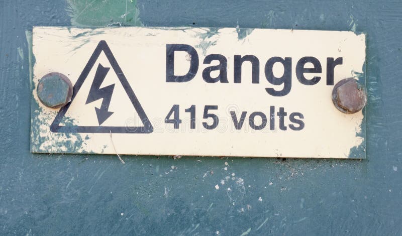 Un plat de signe en métal sur la boîte de stati électrique d'équipement de grille photographie stock libre de droits Un plat de signe en métal sur la boîte de stati électrique d'équipement de grille photographie stock libre de droits