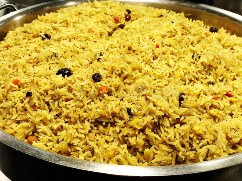 Un plat indien coloré de riz fait à partir des épices de riz basmati et des légumes frais photos libres de droits Un plat indien coloré de riz fait à partir des épices de riz basmati et des légumes frais photos libres de droits