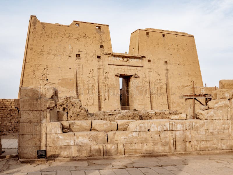 Un plus des temples antiques préservés par bien en Egypte le temple d'Edfu de Horus reste une attraction importante pour des tour images stock Un plus des temples antiques préservés par bien en Egypte le temple d'Edfu de Horus reste une attraction importante pour des tour images stock