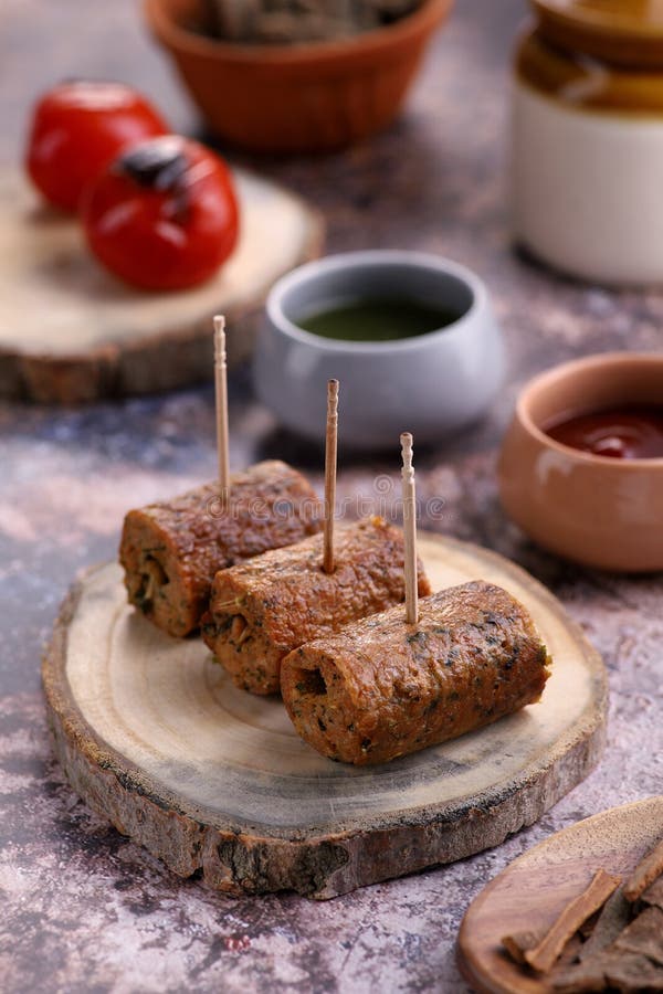 Un pollo indiano cerca il kebab su un piatto di legno con salsa fotografie stock libere da diritti