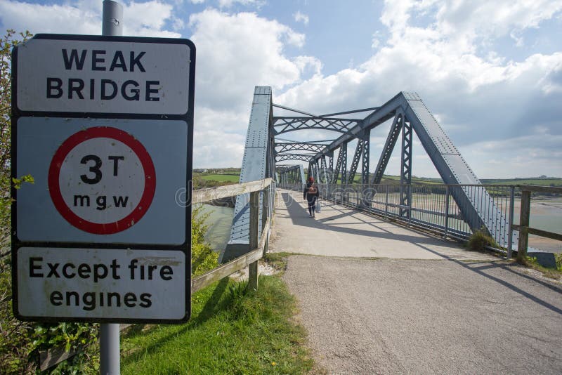 Un ponte d'acciaio con un segnale di pericolo fotografia stock Un ponte d'acciaio con un segnale di pericolo fotografia stock