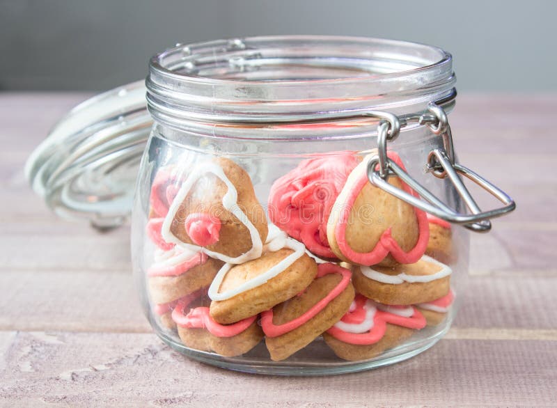 Un pot en verre avec les biscuits en forme de coeur faits maison photographie stock libre de droits Un pot en verre avec les biscuits en forme de coeur faits maison photographie stock libre de droits