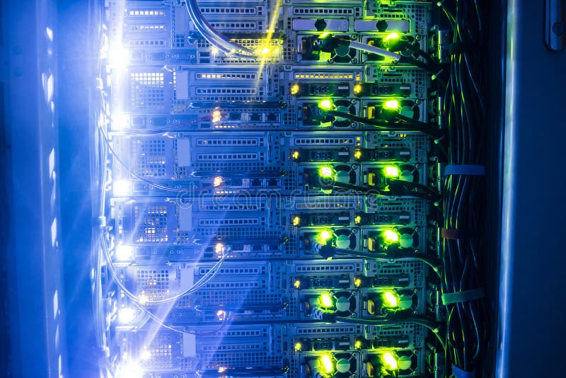 Un potente hardware per server funziona in una stanza server buia. sito di hosting tecnico di un grande fornitore di Internet ad a. sito di hosting tecnico di un grande fornitore di Internet moderno connessione Internet ad alta velocità delle interfacce di rete.